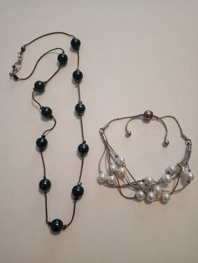 #1170.  2 Piece Green Faux Pearl Necklace & White Faux Pearl Bracelet Bundle